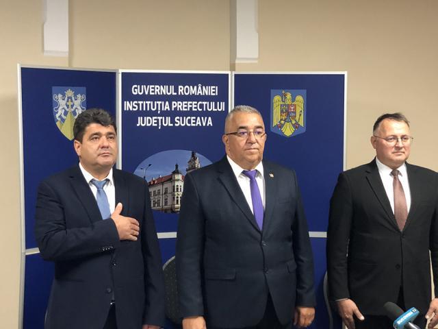 Gheorghe Apetrii alături de subprefectul Florin Sinescu și de Cristian Șologon, care a demisionat din această funcție