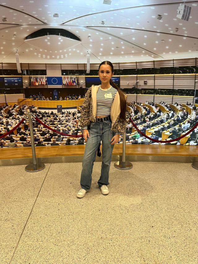 Antonia Seciu, laureată a „Festivalului Tinereții”, a fost premiată cu o excursie la Bruxelles de eurodeputatul Grapini