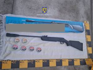 Șase arme neletale au fost ridicate la perchezițiile de vineri dimineață din județul Suceava