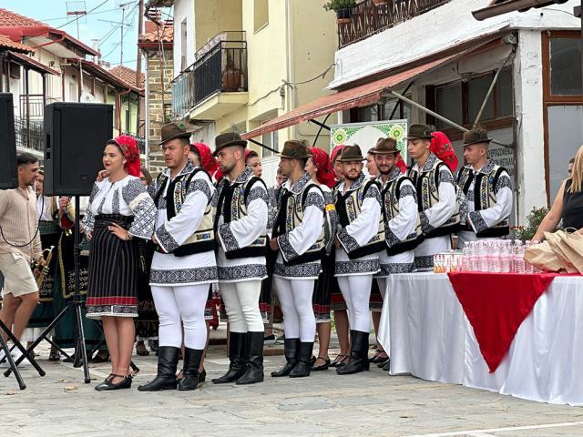 Ansamblul “Stejarul” din orașul Cajvana, participant la festivalul  internațional de folclor din Grecia