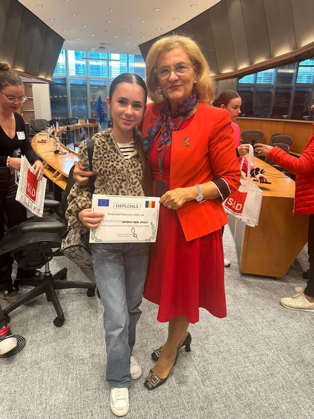 Antonia Seciu, laureată a „Festivalului Tinereții”, a fost premiată cu o excursie la Bruxelles