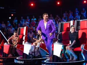 ”Nu mă duc la club” este melodia cu care Lavinia s-a prezentat în concurs și a întors imediat două scaune – primul Theo Rose și Horia Brenciu, al doilea - Irina. Foto Protv