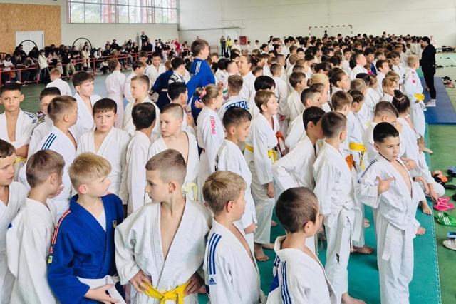 Marea campioană Alina Dumitru a onorat cu prezența concursul internațional de judo de la Todirești