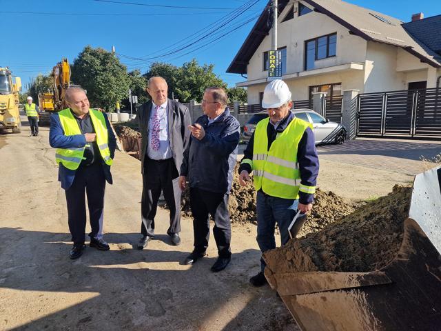 Gheorghe Flutur și Vasile Andriciuc au verificat stadiul lucrărilor la noile rețele de apă și canalizare din comuna Șcheia