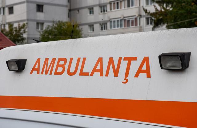 Pietonul a fost transportat de urgență la spital