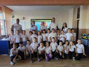 Elevii Școlii „Miron Costin” au primit vizita a patru canotori campioni