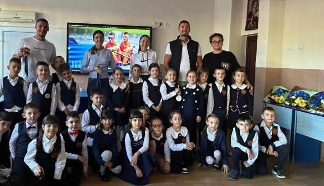 Elevii Școlii „Miron Costin” au primit vizita a patru canotori campioni
