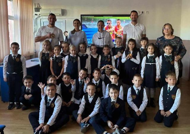 Elevii Școlii „Miron Costin” au primit vizita a patru canotori campioni