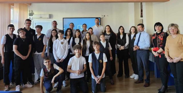 Elevii Școlii „Miron Costin” au primit vizita a patru canotori campioni