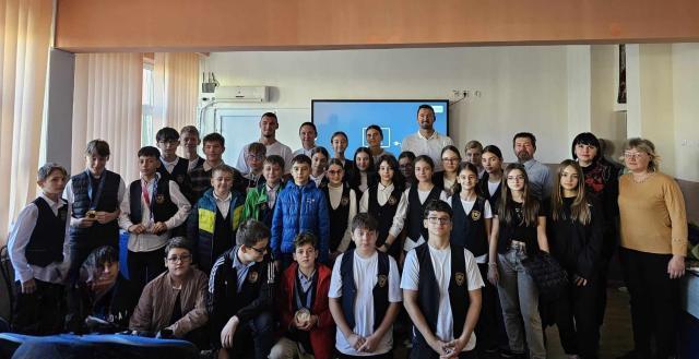 Elevii Școlii „Miron Costin” au primit vizita a patru canotori campioni
