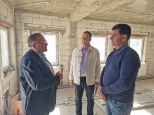 Gheorghe Flutur a verificat stadiul lucrărilor la locuintețel sociale pentru persoanele cu dizabilități care se construiesc în comuna Cacica