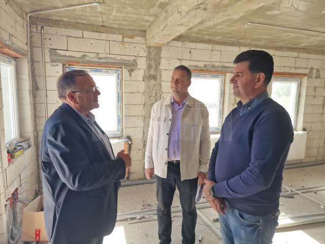 Gheorghe Flutur a verificat stadiul lucrărilor la locuintețel sociale pentru persoanele cu dizabilități care se construiesc în comuna Cacica
