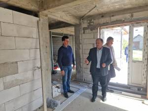 Gheorghe Flutur a verificat stadiul lucrărilor la locuintețel sociale pentru persoanele cu dizabilități care se construiesc în comuna Cacica