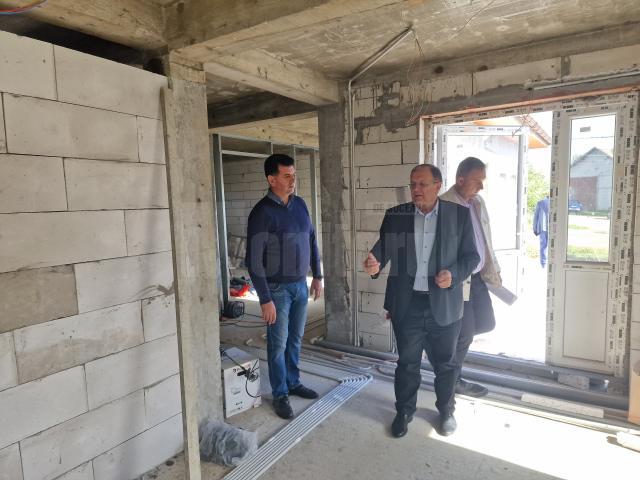 Gheorghe Flutur a verificat stadiul lucrărilor la locuintețel sociale pentru persoanele cu dizabilități care se construiesc în comuna Cacica