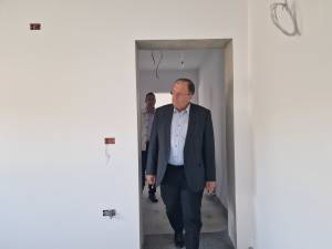 Gheorghe Flutur a verificat stadiul lucrărilor la locuintețel sociale pentru persoanele cu dizabilități care se construiesc în comuna Cacica