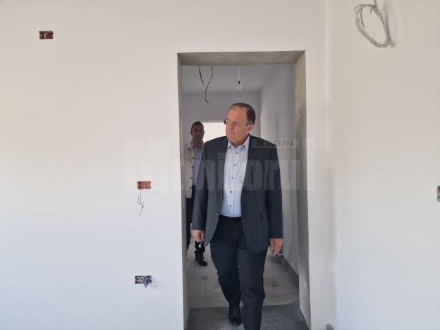 Gheorghe Flutur a verificat stadiul lucrărilor la locuintețel sociale pentru persoanele cu dizabilități care se construiesc în comuna Cacica