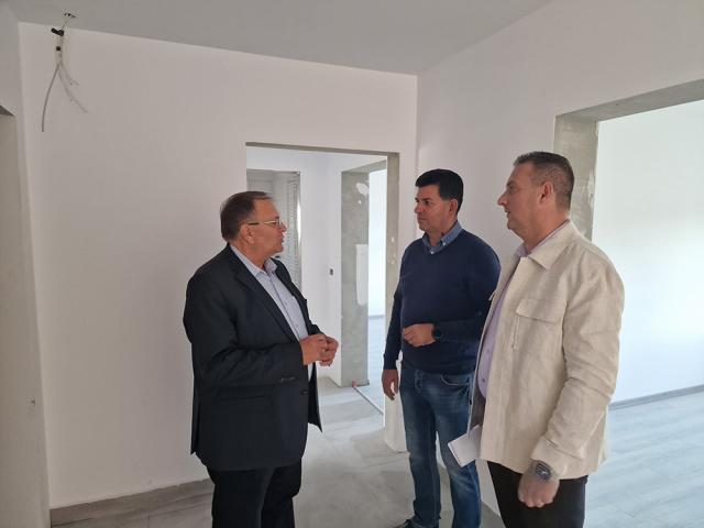 Gheorghe Flutur a verificat stadiul lucrărilor la locuințele sociale pentru persoanele cu dizabilități care se construiesc în comuna Cacica