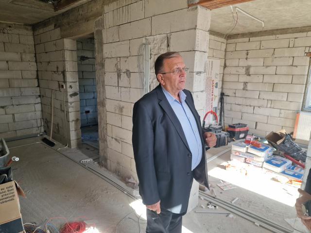 Gheorghe Flutur a verificat stadiul lucrărilor la locuințele sociale pentru persoanele cu dizabilități care se construiesc în comuna Cacica