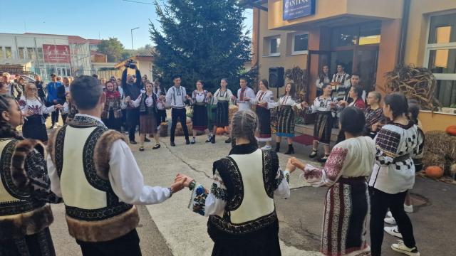 Târg de toamnă caritabil, organizat la Colegiul de Informatică „Spiru Haret”