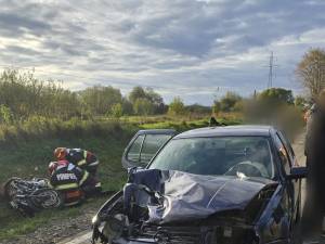 Impact violent între motocicletă și mașină