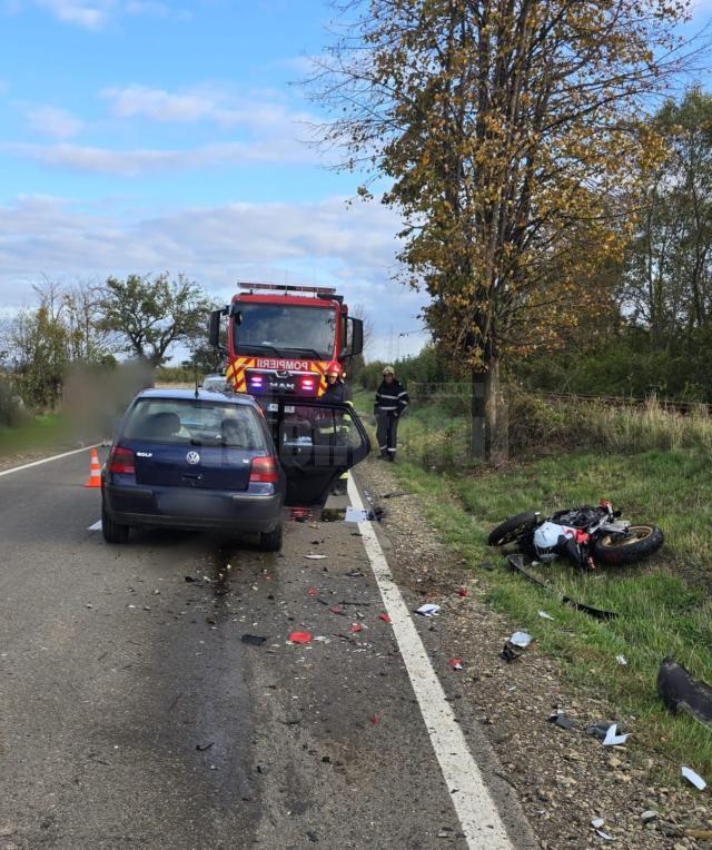 Impact violent între motocicletă și mașină