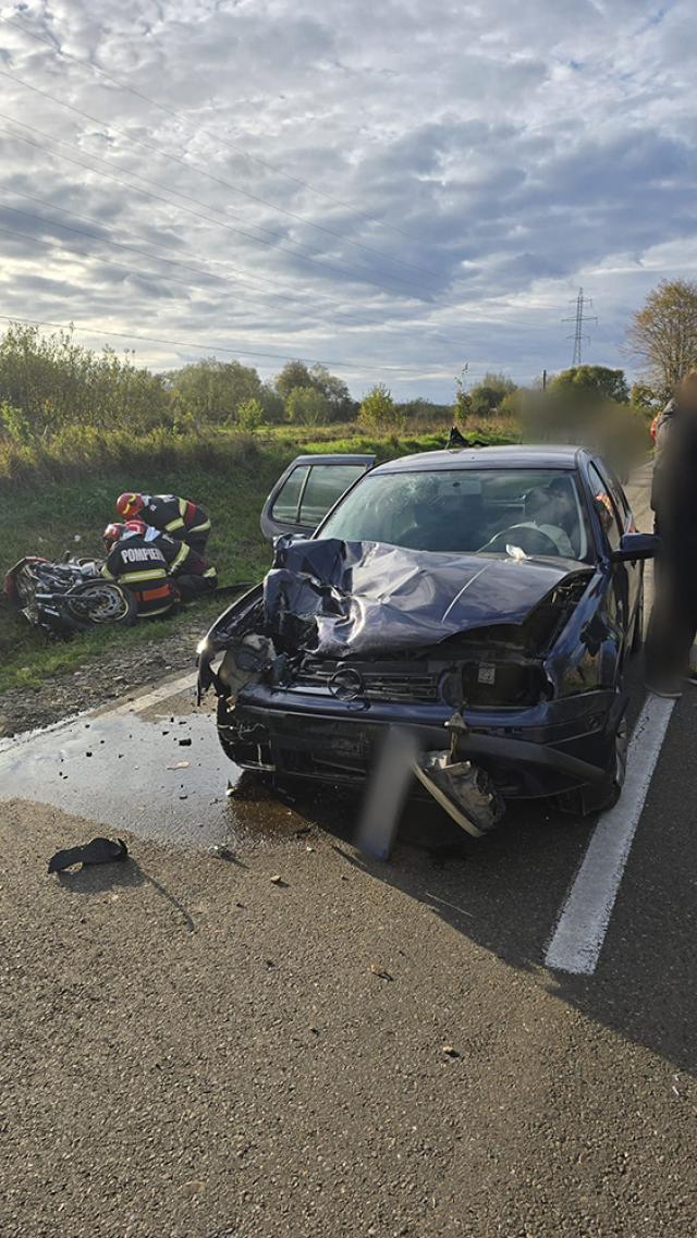 Impact violent între motocicletă și mașină