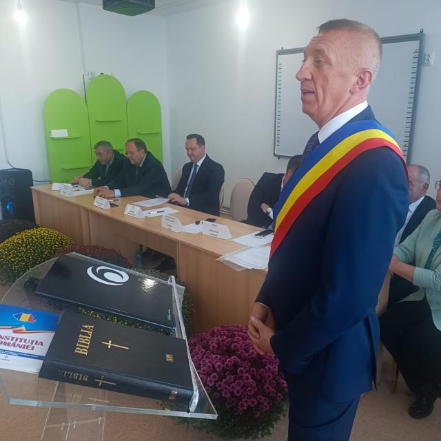 Primarul din Moara, Eduard Dziminschi, instalat pentru al treilea mandat, în prezența actualului și viitorului președinte al CJ Suceava