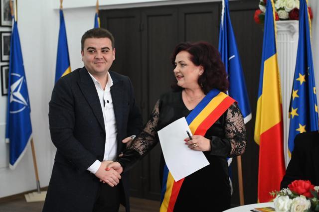 Viitorul președinte al CJ Suceava, Gheorghe Șoldan, și primarul Violeta Țăran