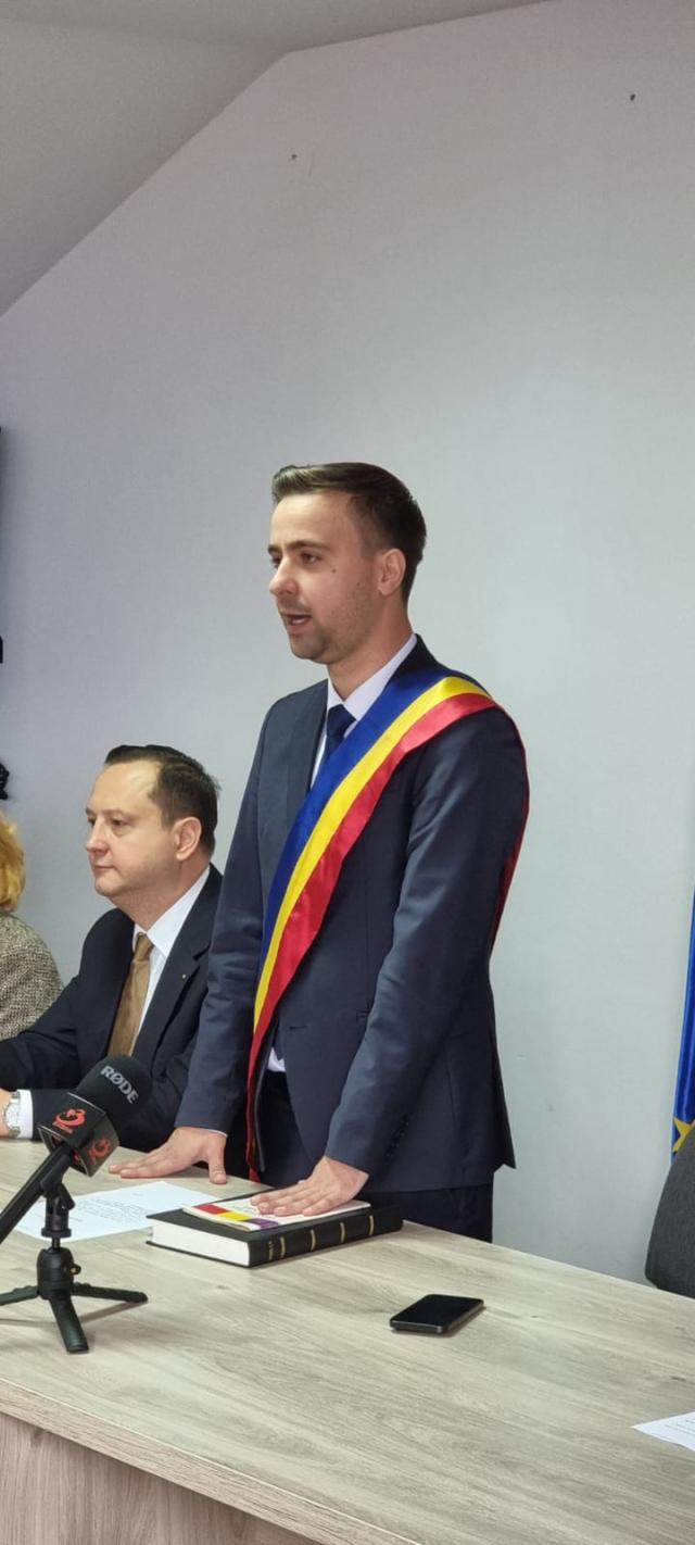 Primarul PNL din Salcea, Ezekiel Belțic, a depus jurământul pentru al doilea mandat alături de liderii județeni PSD