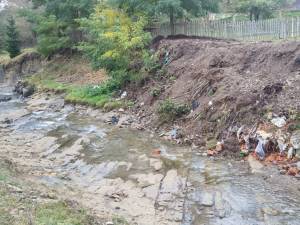 Primăria Vatra Moldoviței, amendată pentru că nu a salubrizat o zonă cu gunoaie, în ciuda notificării Gărzii de Mediu