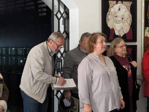 Peste 100 de lucrări ale artistei Ileana Bardă, reunite în albumul „Ileana Bardă. Sensibilitate și măiestrie”, vernisat la Muzeul de Istorie