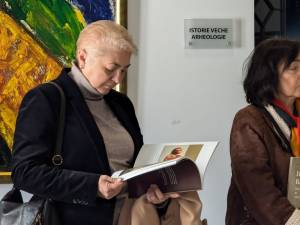 Peste 100 de lucrări ale artistei Ileana Bardă, reunite în albumul „Ileana Bardă. Sensibilitate și măiestrie”, vernisat la Muzeul de Istorie
