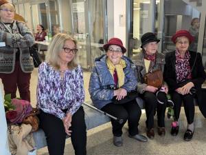 Peste 100 de lucrări ale artistei Ileana Bardă, reunite în albumul „Ileana Bardă. Sensibilitate și măiestrie”, vernisat la Muzeul de Istorie