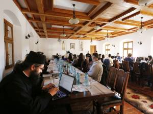 Peste 50 de medici participă la Mănăstirea Voroneț la simpozionul „Îmbătrânirea întru bucurie – Respir în Bucovina”