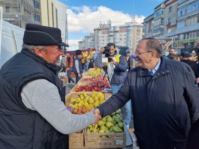 Târgul Mărului de la Fălticeni a fost vizitat, sâmbătă, de președintele în exercițiu al Consiliului Județean Suceava, Gheorghe Flutur