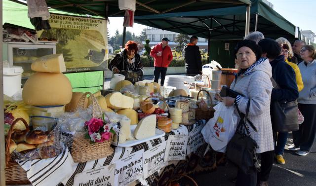 La târg au participat și producători de lactate și carne, patiseri și brutari, membri ai Asociației „Produs în Bucovina”, apicultori, meșteri populari