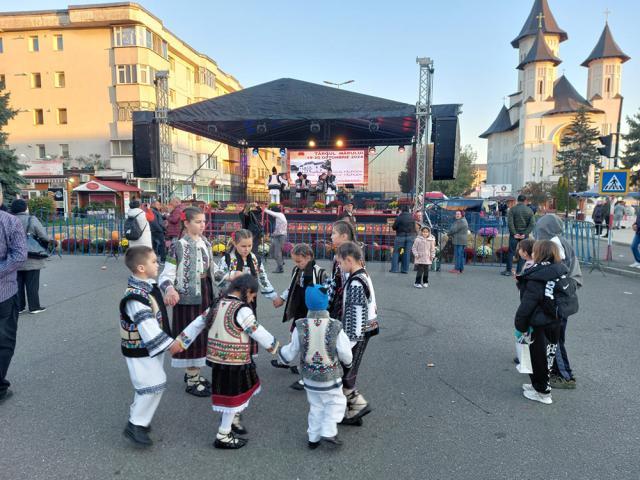 Pe lângă expozițiile pomicole și comerciale, vizitatorii târgului au avut parte și de spectacole folclorice și artistice