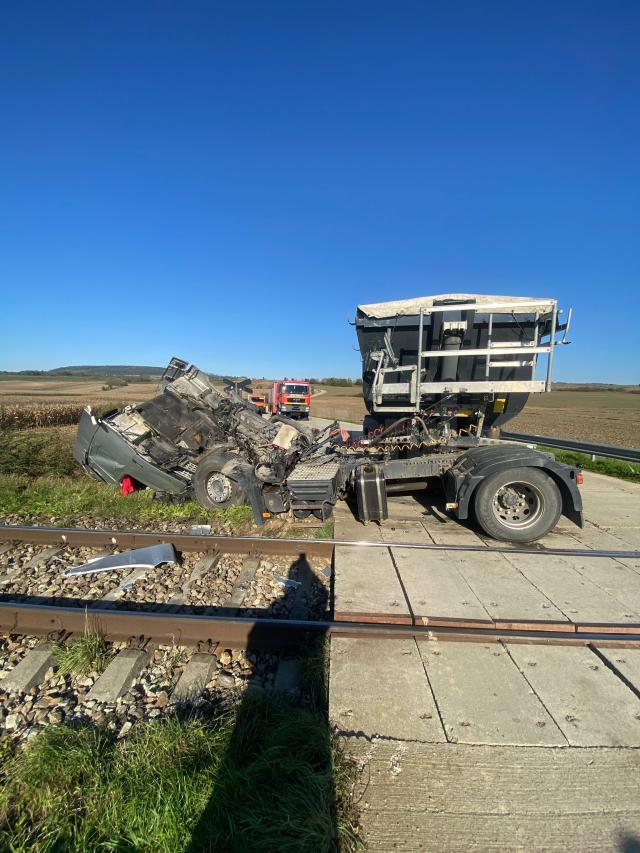 Cabina unui autotren, lovită în plin de o locomotivă, la Dărmănești