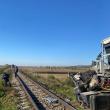 Cabina unui autotren, lovită în plin de o locomotivă, la Dărmănești