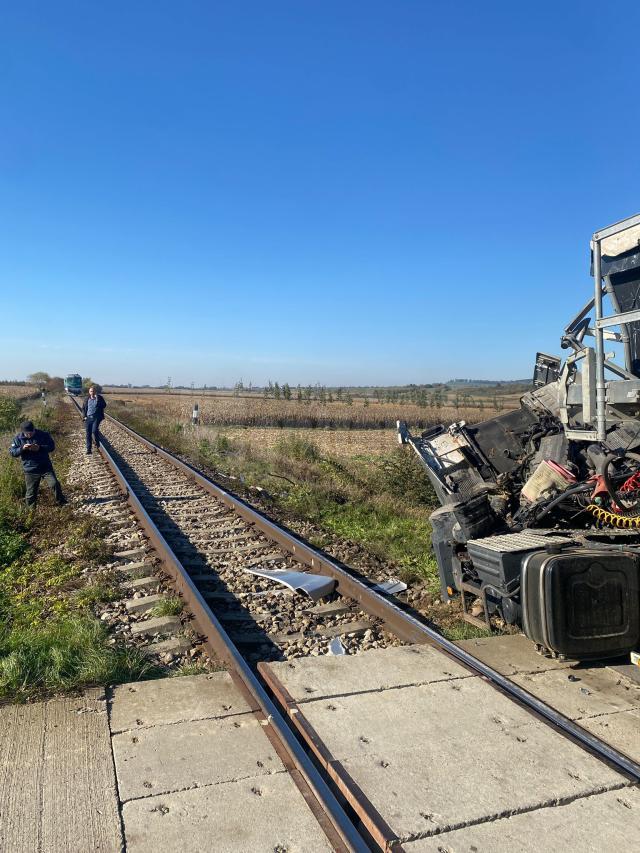 Cabina unui autotren, lovită în plin de o locomotivă, la Dărmănești