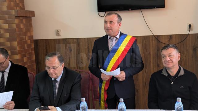 Președintele CJ Suceava, Gheorghe Flutur și deputatul Bogdan Gheorghiu au fost alături de Tomiță Onisii la depunerea jurământului