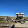 Cabina unui autotren, lovită în plin de o locomotivă, la Dărmănești