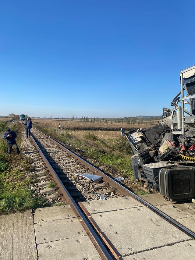 Cabina unui autotren, lovită în plin de o locomotivă, la Dărmănești