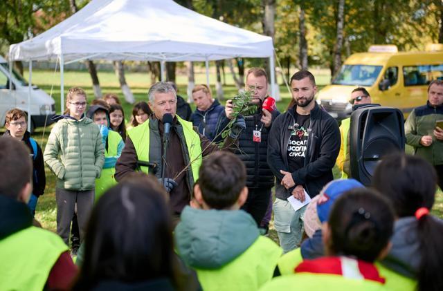 Plantare de arbori cu peste 350 de voluntari la Mitocu Dragomirnei