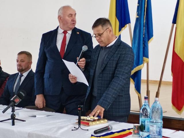 Primarul din Cornu Luncii, Gheorghe Fron, a preluat al șaselea mandat cu promisiunea că va continua dezvoltarea acestei comune