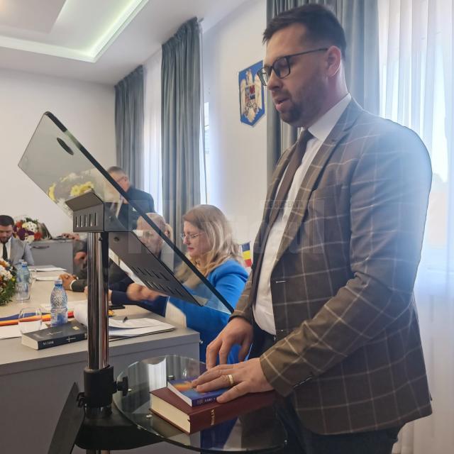 Primarul PNL Dan Chidoveț și cei 15 consilieri au depus jurământul de credință