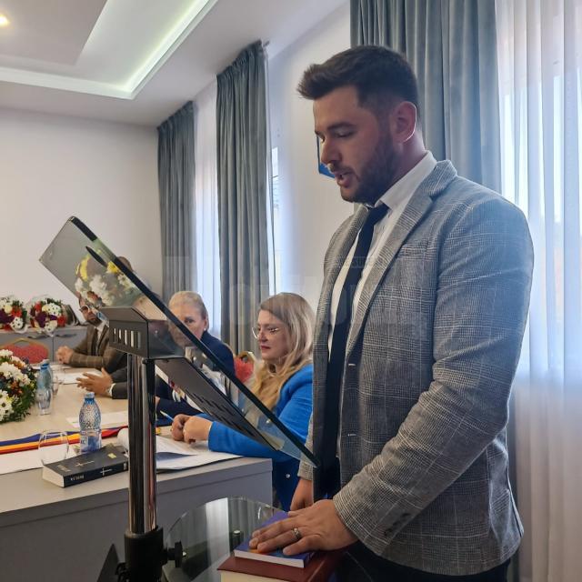 Primarul PNL Dan Chidoveț și cei 15 consilieri au depus jurământul de credință