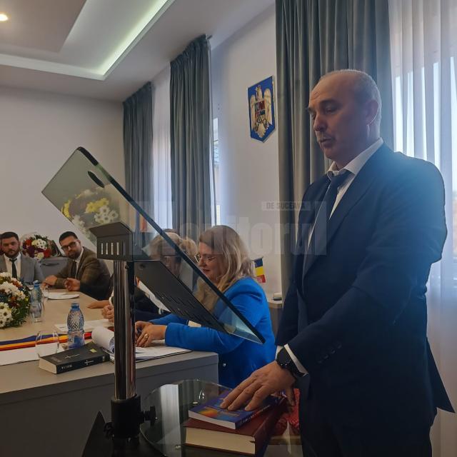 Primarul PNL Dan Chidoveț și cei 15 consilieri au depus jurământul de credință