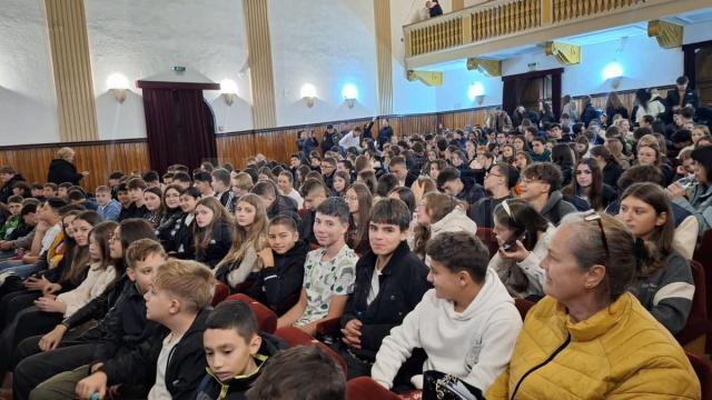 Prelegeri despre riscurile consumului de droguri, pentru elevii de la Colegiul Hurmuzachi