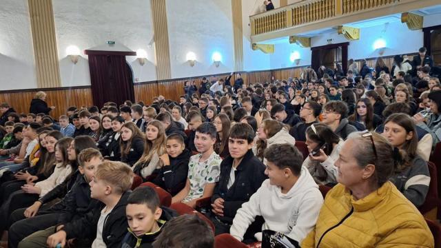 Prelegeri despre riscurile deținerii sau consumului de droguri, pentru elevii de la Colegiul „E. Hurmuzachi”